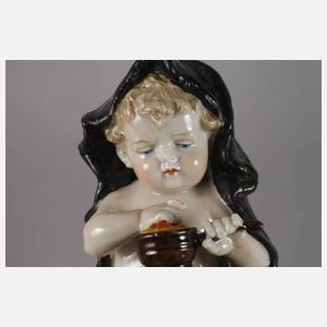 Drei Rokokofiguren auf Rocaillesockeln