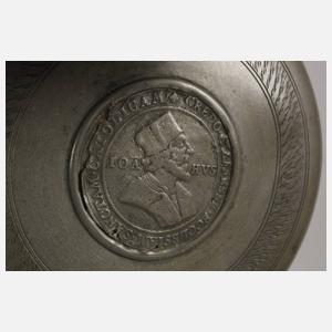 Hochdicker Fayencewalzenkrug mit Postkutsche