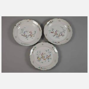 Fünf Fayenceteller mit Chinoiserien