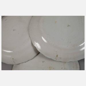 Fünf Fayenceteller mit Chinoiserien