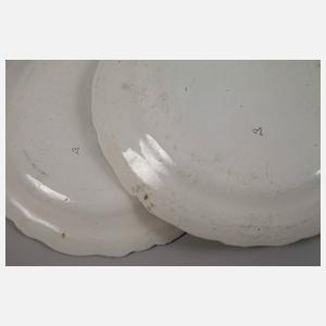 Fünf Fayenceteller mit Chinoiserien