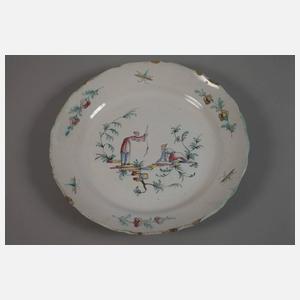 Fünf Fayenceteller mit Chinoiserien