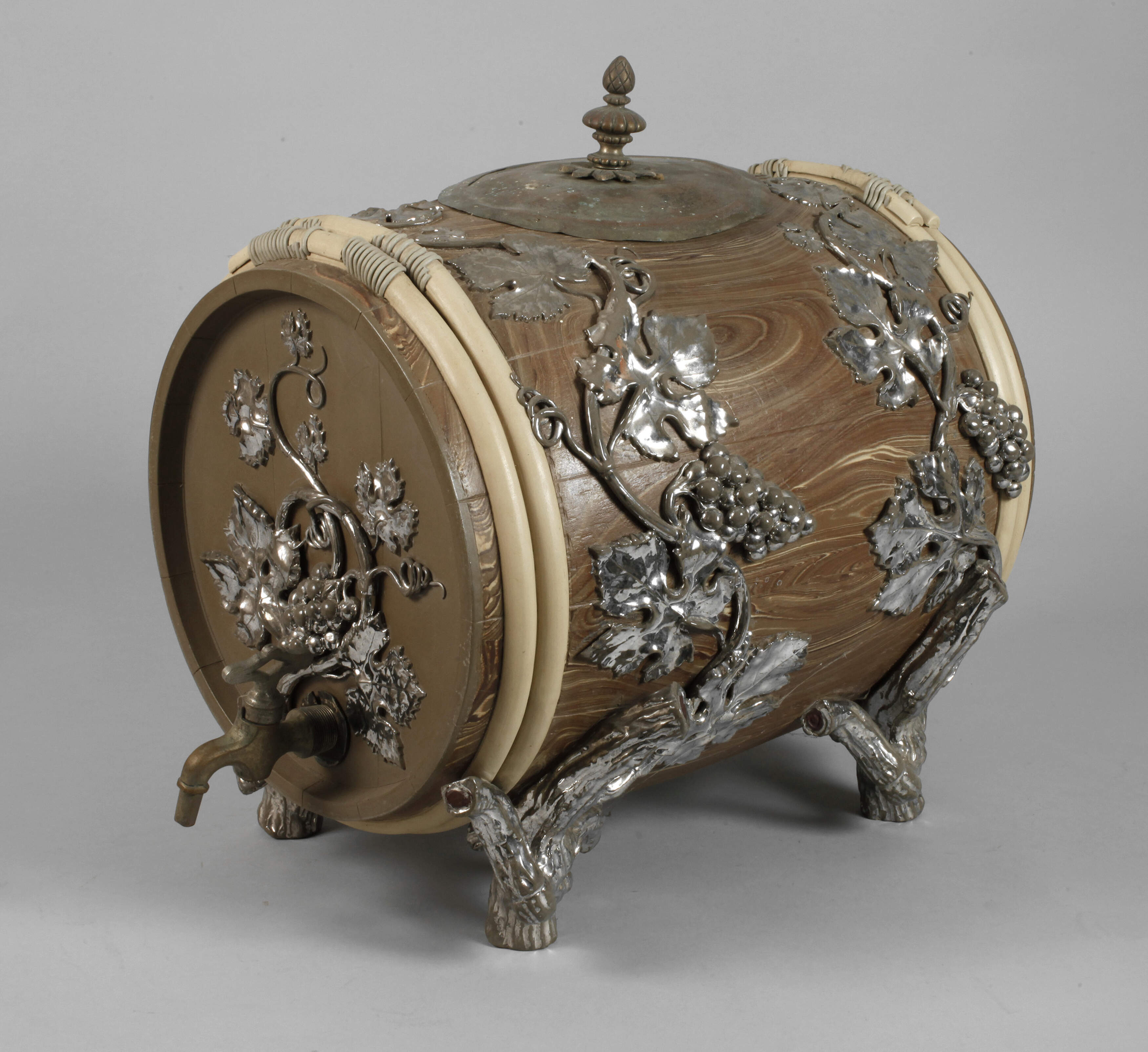 Großes Keramikweinfass