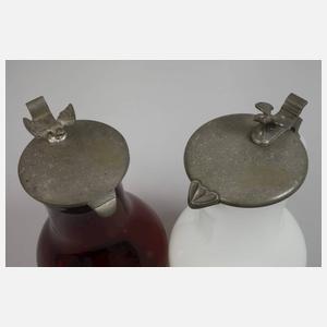 Drei dekorative Krüge mit Adlerdrückern