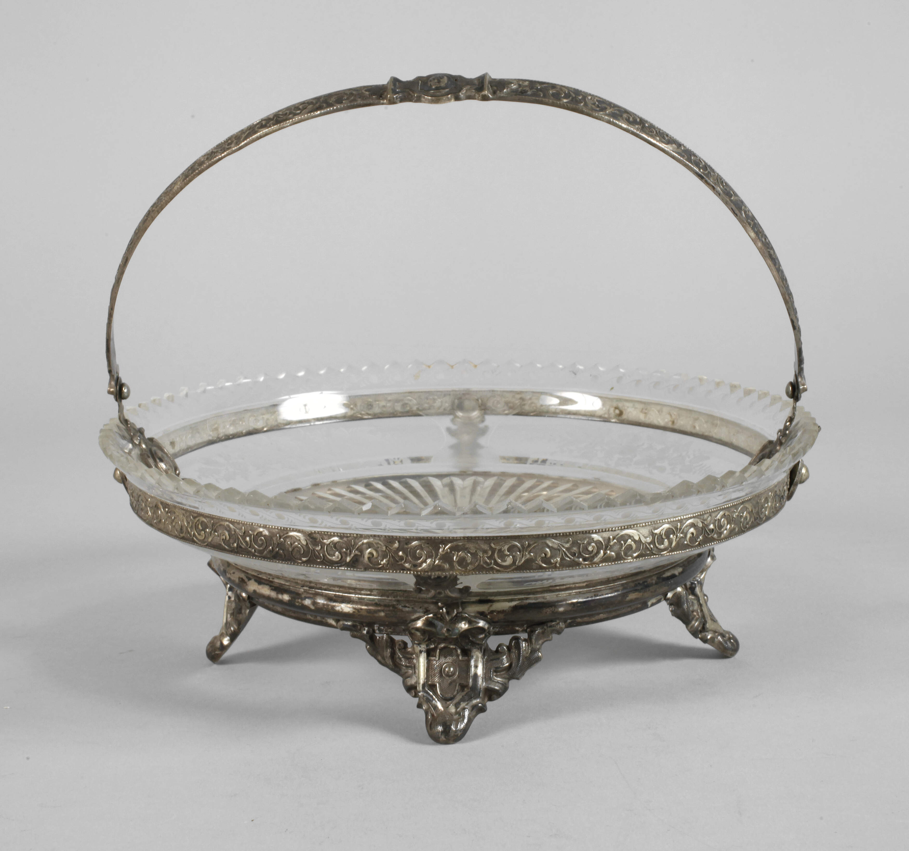 Glasschale mit Metallmontierung