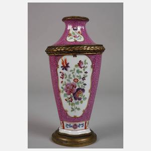 Porzellanvase mit Bronzemontierung