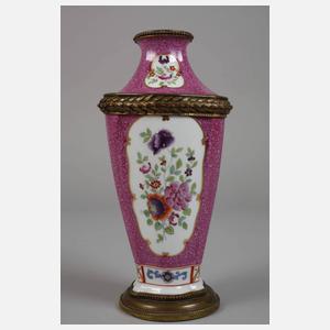 Porzellanvase mit Bronzemontierung