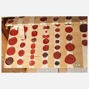 Siegelsammlung im Holzschrank