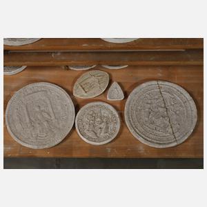 Siegelsammlung im Holzschrank