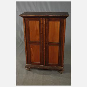 Siegelsammlung im Holzschrank