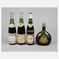 Vier Flaschen Weißwein111