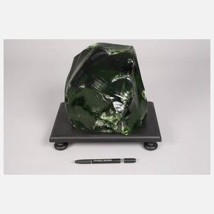 Paar dunkelgrüne Glasstücke