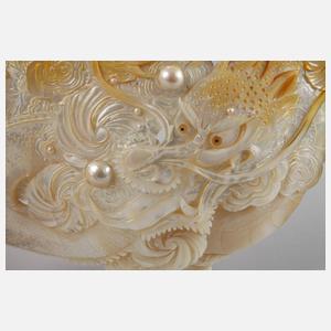 Große Perlmuttschnitzerei
