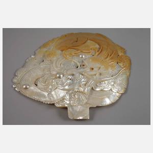 Große Perlmuttschnitzerei