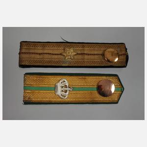 Vier Schulterklappen