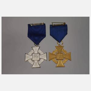 Zwei Treue-Dienste-Abzeichen