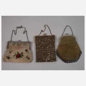 Konvolut Perltaschen und ein Silberbügel