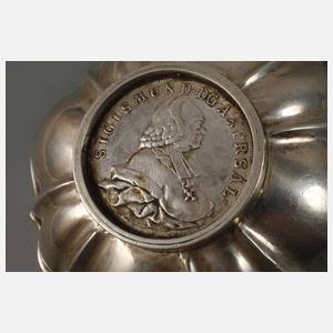 Barocke Silberschale mit Münze