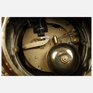 Große Kaminuhr mit Faunen