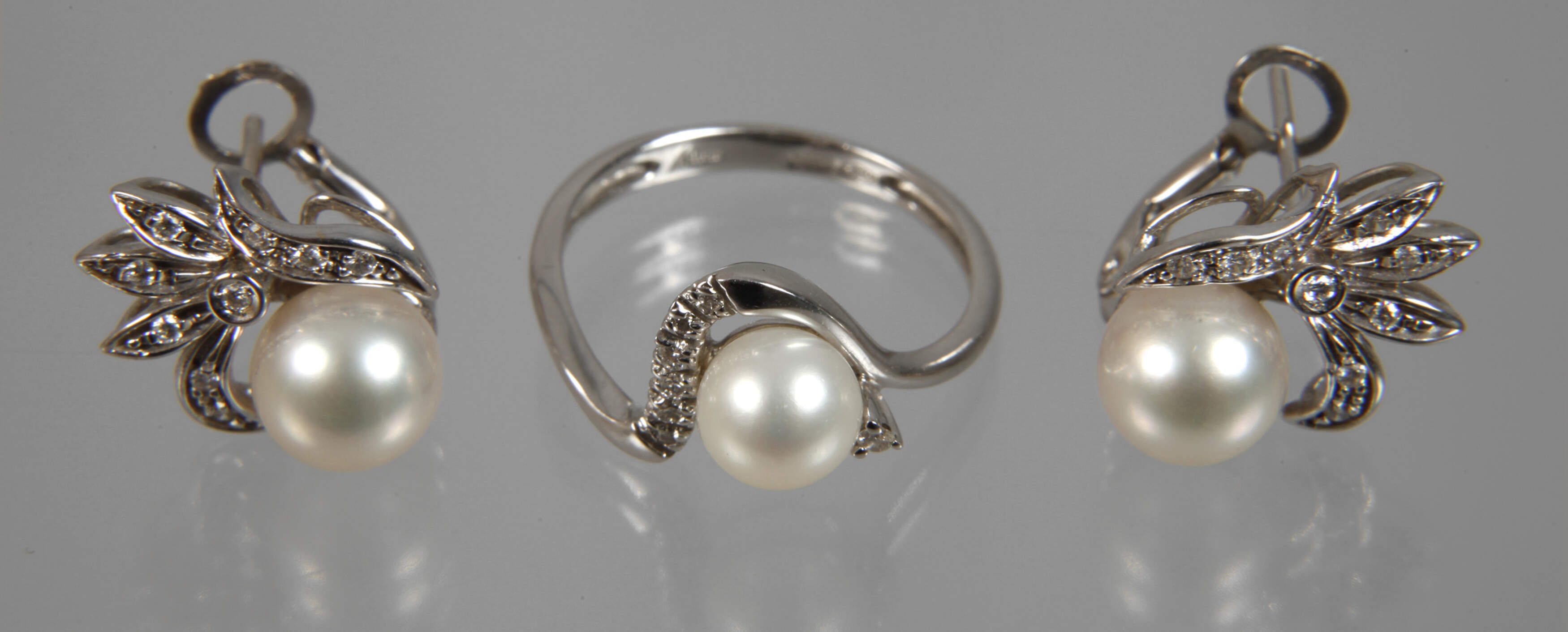 Paar Ohrstecker und Ring mit Perlen und Brillanten