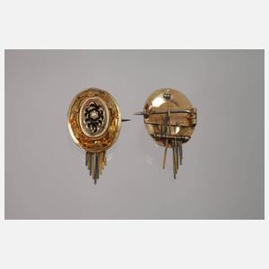 Drei Teile Schaumgold mit Perlbesatz