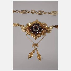 Drei Teile Schaumgold mit Perlbesatz