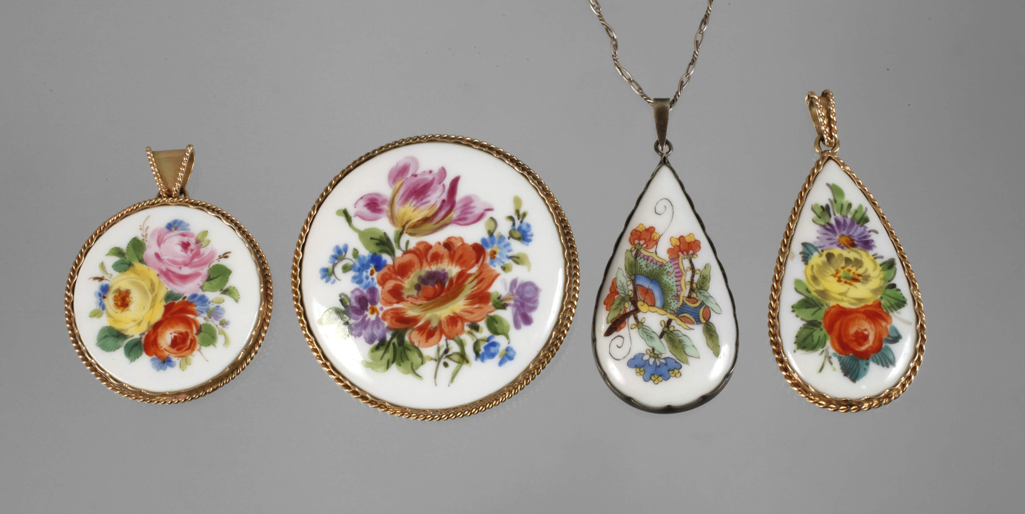 Vier Schmuckteile mit Porzellanmalerei Meissen