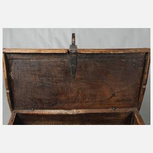 Kleine gotische Truhe