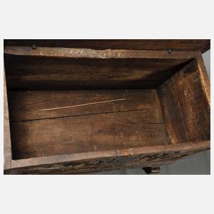 Kleine gotische Truhe