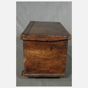 Kleine gotische Truhe