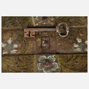 Bemalte Eisentruhe