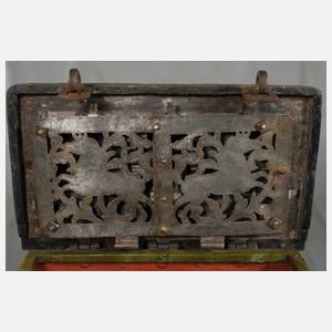 Bemalte Eisentruhe