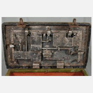 Bemalte Eisentruhe