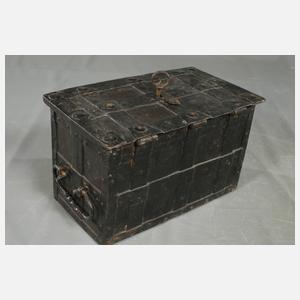 Kleine Eisentruhe