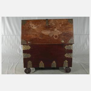 Flachdeckeltruhe mit Messingbeschlägen