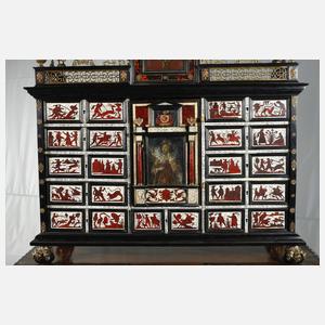 Feiner Kabinettschrank im Renaissancestil