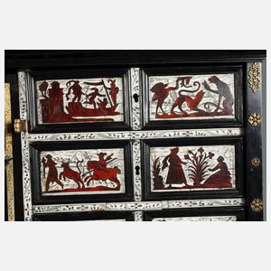 Feiner Kabinettschrank im Renaissancestil