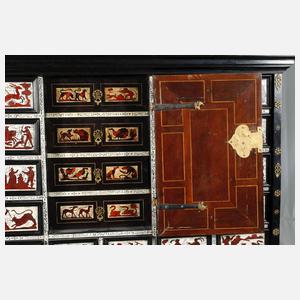 Feiner Kabinettschrank im Renaissancestil