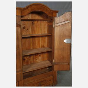 Barockschrank mit Vogelintarsien