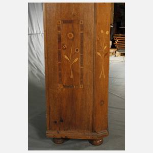 Barockschrank mit Vogelintarsien