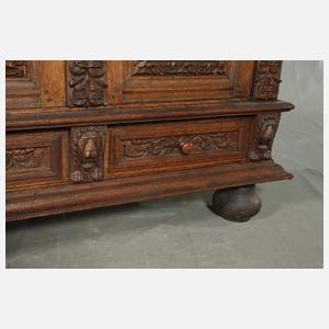 Aufsatzschrank im Renaissancestil