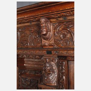 Aufsatzschrank im Renaissancestil