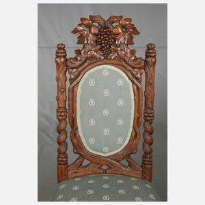 Drei Stühle mit Weindekor