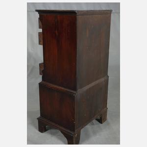 Kleines Säulenschränkchen