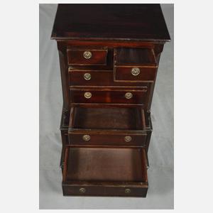 Kleines Säulenschränkchen