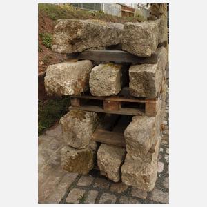 Zehn Zaunsäulen Granit