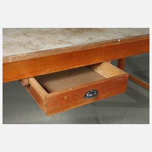 Großer Arbeitstisch