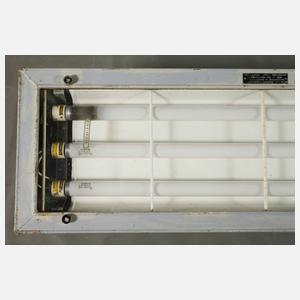 Vier Industrie-Deckenlampen