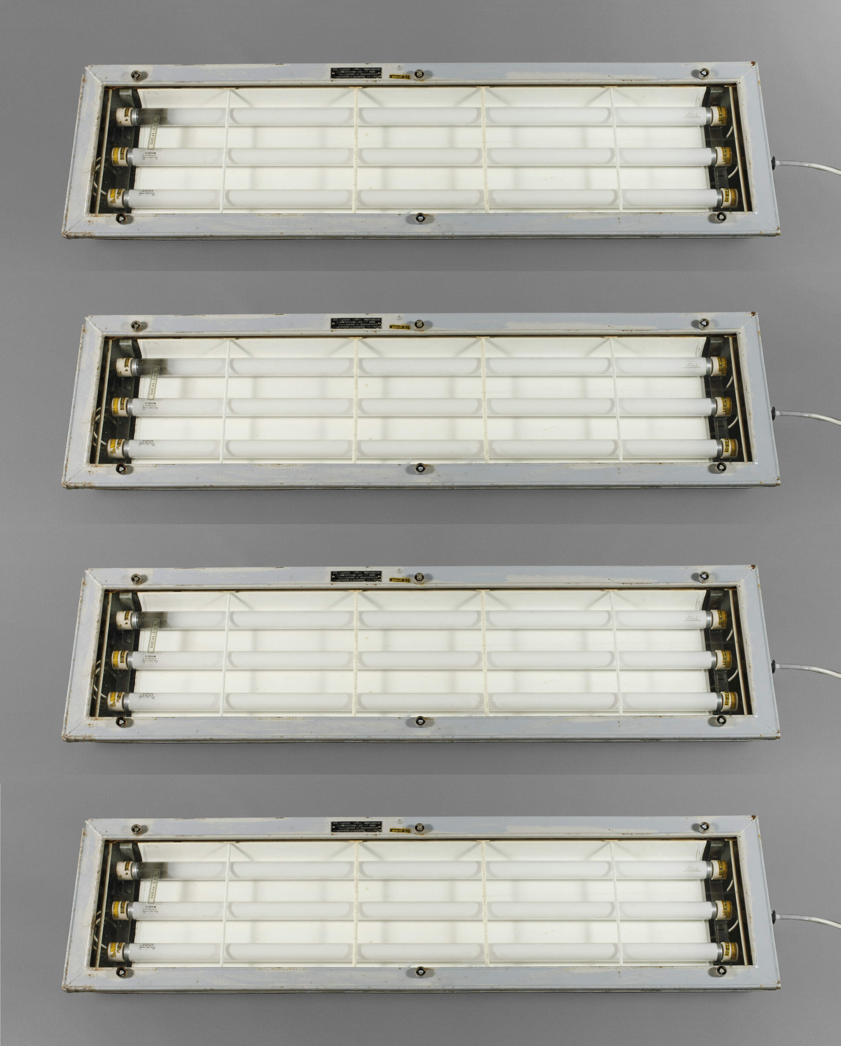 Vier Industrie-Deckenlampen