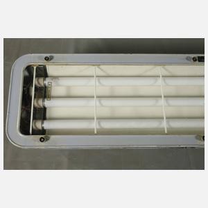 Vier Industrie-Deckenlampen